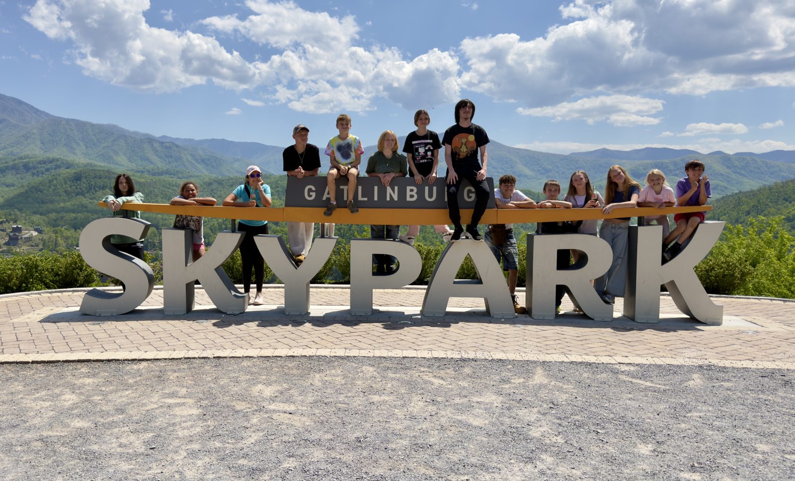 3 Oaks students enjoying a Tennessee mountain view